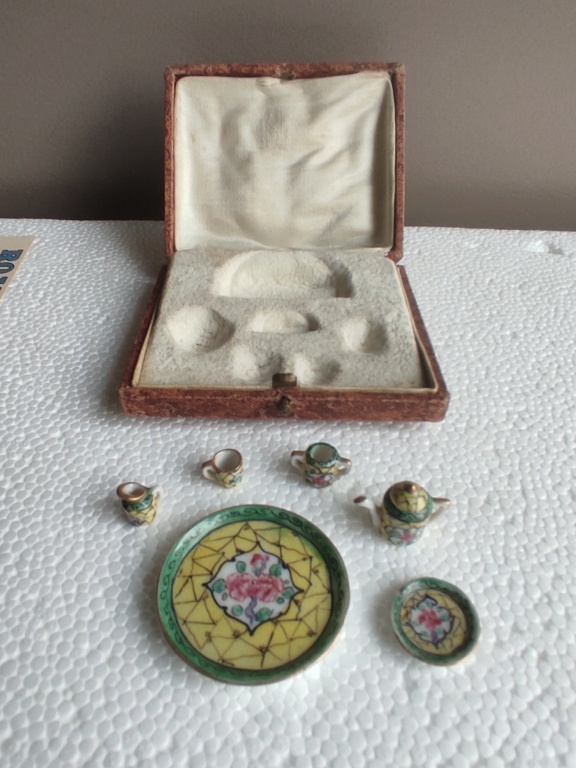 Très petites miniatures en porcelaine ou céramique ? dans son coffret. Img_2426