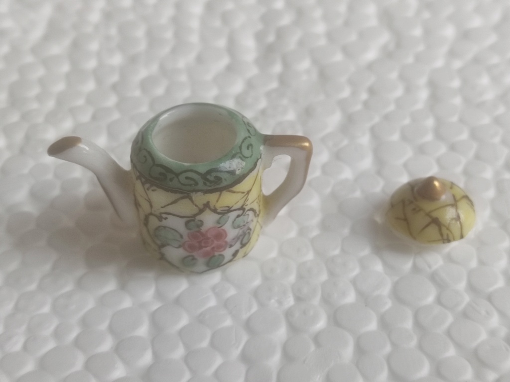 Très petites miniatures en porcelaine ou céramique ? dans son coffret. Img_2428