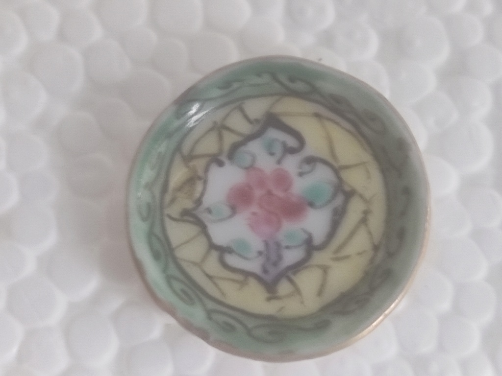Très petites miniatures en porcelaine ou céramique ? dans son coffret. Img_2430