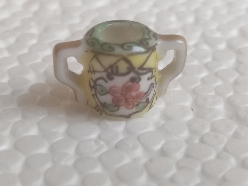 Très petites miniatures en porcelaine ou céramique ? dans son coffret. Img_2431