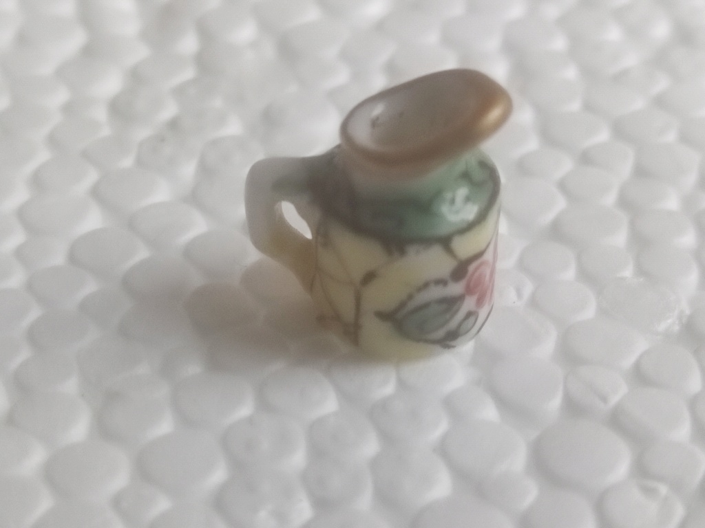 Très petites miniatures en porcelaine ou céramique ? dans son coffret. Img_2433