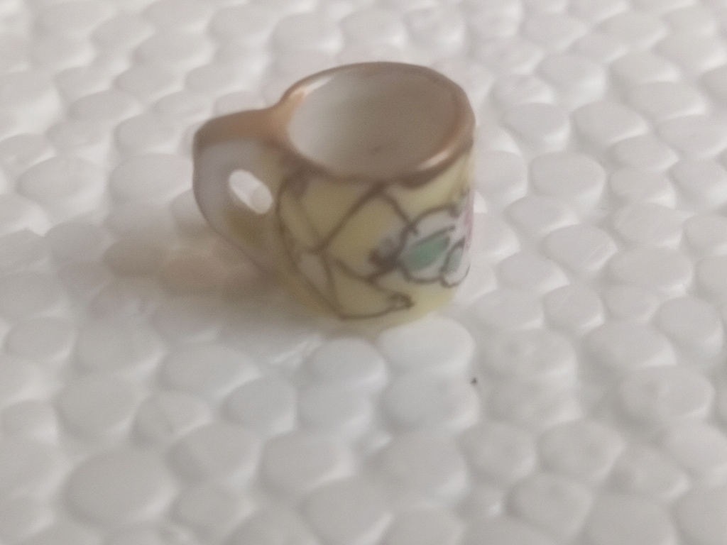 Très petites miniatures en porcelaine ou céramique ? dans son coffret. Img_2434