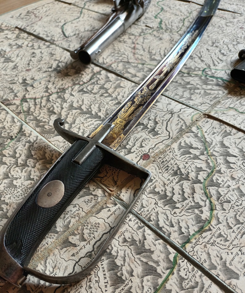 Composition sabre et pistolet empire sur fond de carte de Savoie 9bis14