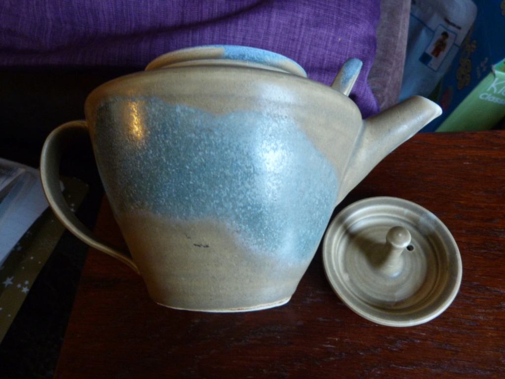 Lovely studio teapot, Can you identify the mark please? P1130923
