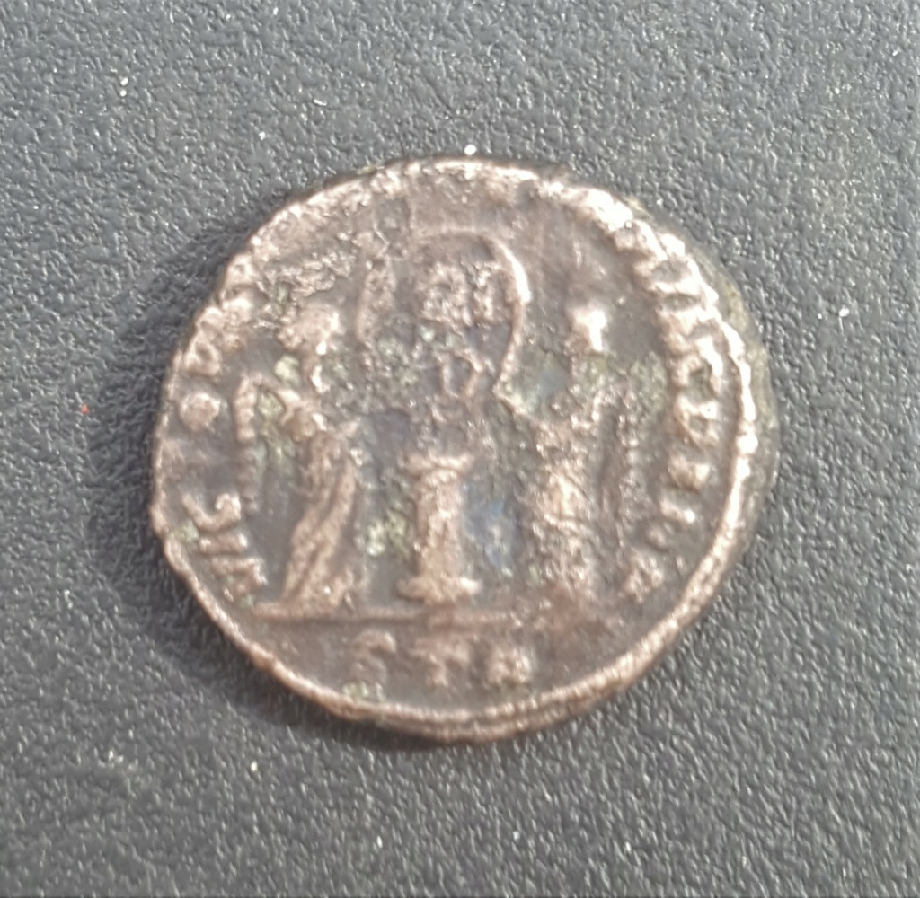 AE3 o centenional de Constantino I. VICTORIAE LAETAE PRINC PERP. Trier (ceca no oficial o bárbara) 20210415