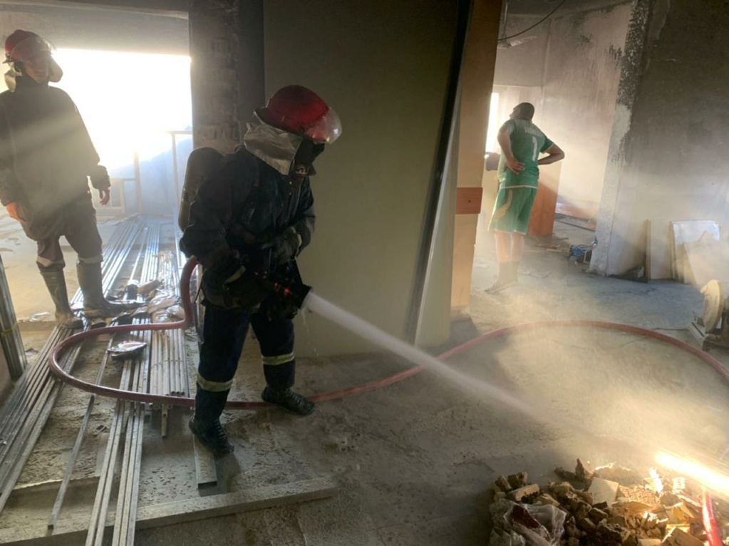 شاهد صور إخماد الحريق الذي اندلع داخل نقابة الأطباء في بغداد 16290411