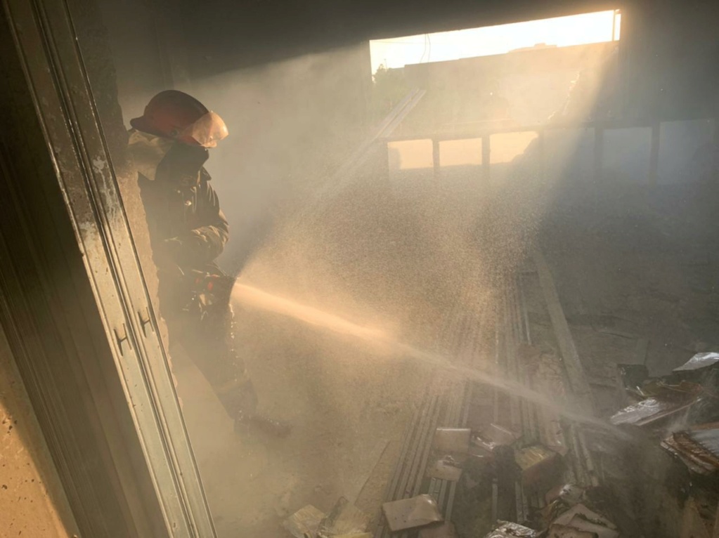 بغداد - شاهد صور إخماد الحريق الذي اندلع داخل نقابة الأطباء في بغداد 16290413