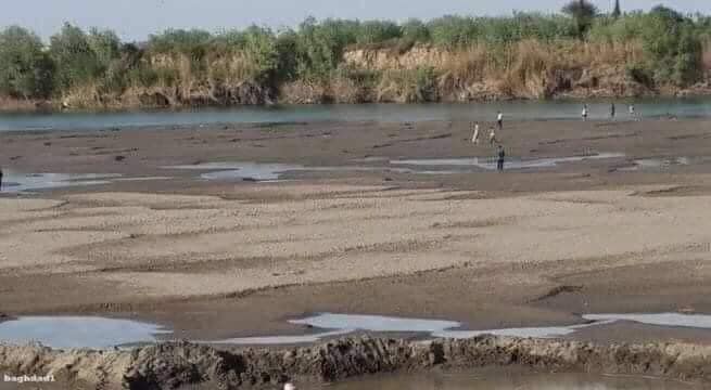 انحسار مياه نهر الفرات واقتراب الساعة صور ومقاطع فيديو تثبت ذلك 29936010