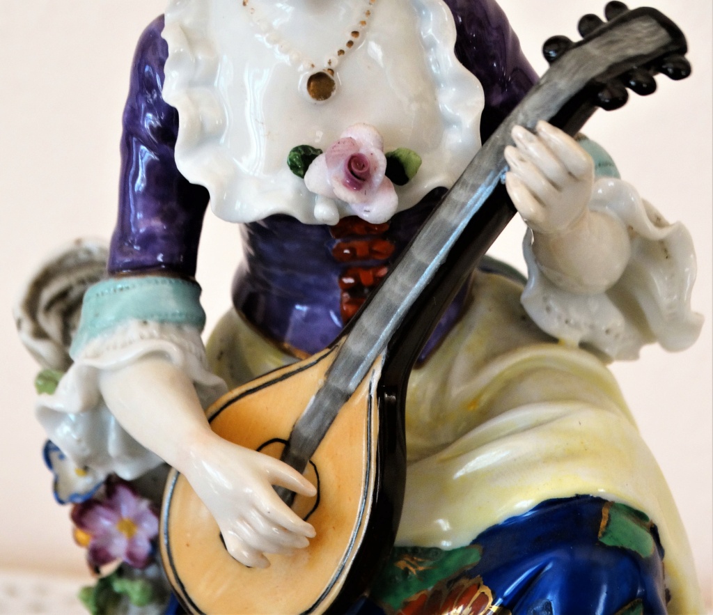 Figurine en Porcelaine joueuse de mandoline Dsc00749