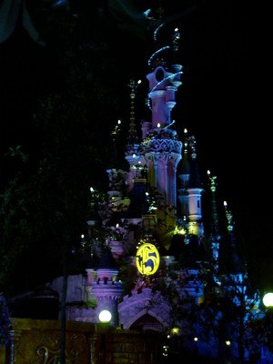 Vos photos nocturnes de Disneyland Paris - Page 8 Chatea11