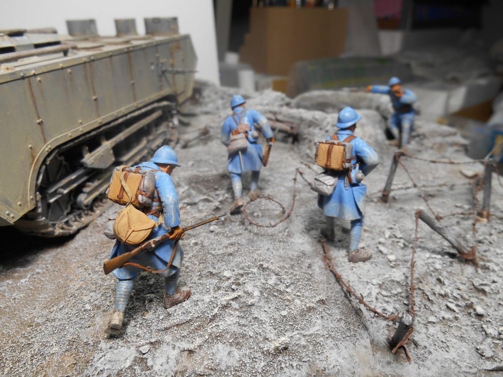 Août 1918 - L'espoir renaît - Saint-Chamond (Takom 1/35e) et figurines HISTOREX 1/32e puis figurines ICM 1/35e R40-ao19