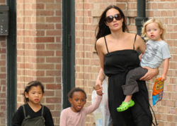 Angelina Jolie a-t-elle été abusée sexuellement durant son enfance ? Uyx4nx10