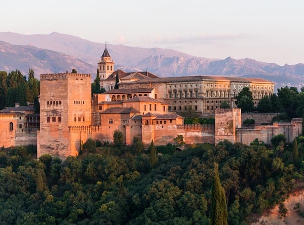 ماذا تعرف عن قصر الحمراء الموجود في إسبانيا ؟  Alhamb10