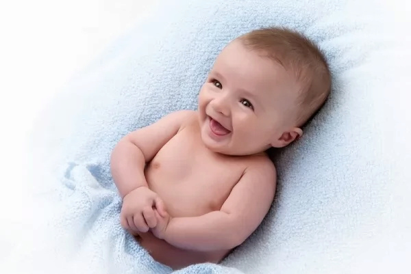 ما هي مراحل نمو الطفل وتطوره من عمر شهر إلى ثلاث شهور ؟  Baby-g10