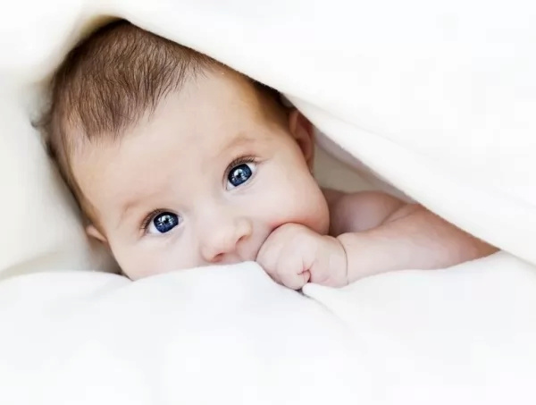 ما هي مراحل نمو الطفل وتطوره من عمر شهر إلى ثلاث شهور ؟  Baby-g11