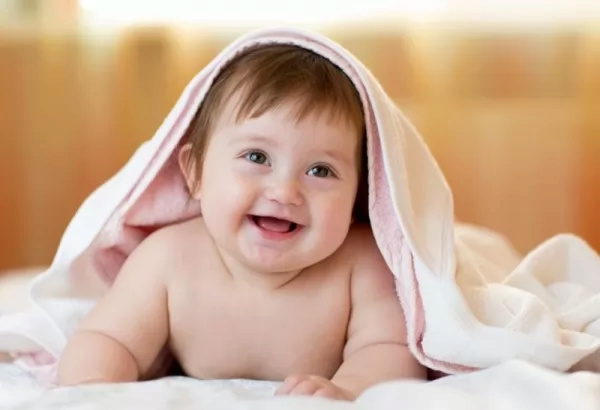 ما هي مراحل نمو الطفل وتطوره من عمر شهر إلى ثلاث شهور ؟  Baby-g12
