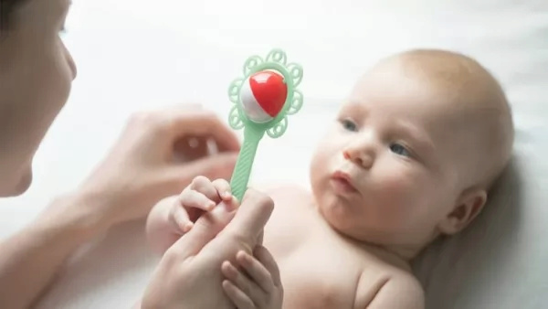 ما هي مراحل نمو الطفل وتطوره من عمر شهر إلى ثلاث شهور ؟  Baby-g14