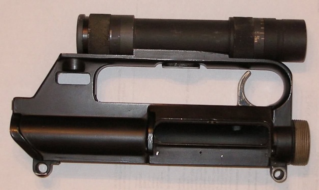 AR10 Armalite  le M16 en 7.62mm Poigna10