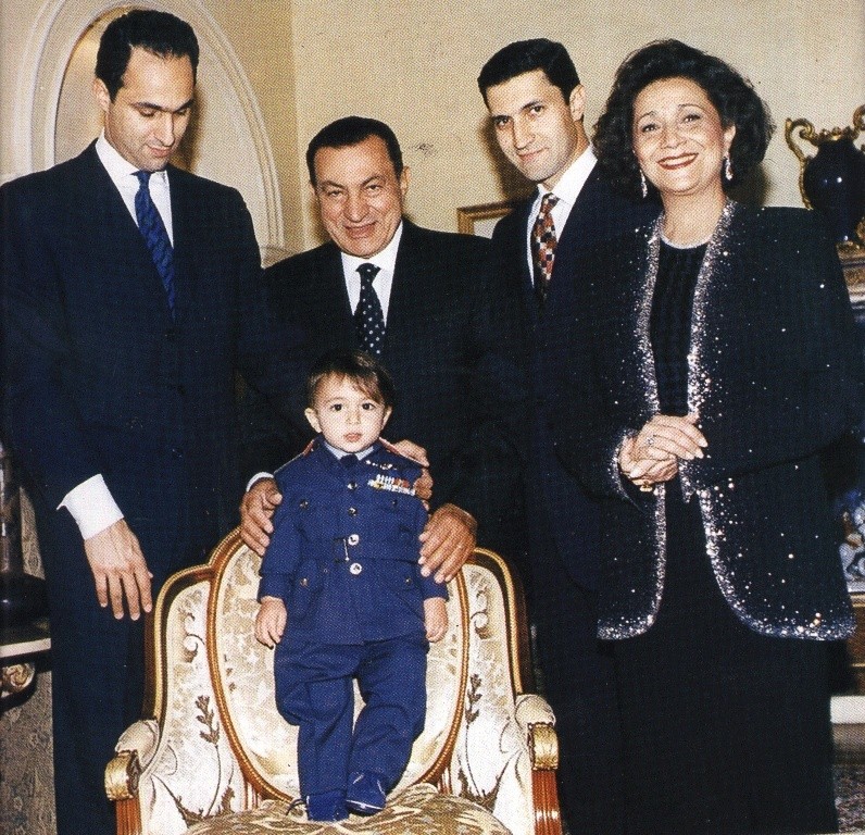 هروب عائله مبارك الي بريطانيا منذ شهر فبراير:مبارك غير موجود بشرم الشيخ وعلاء وجمال غير موجودون بطره 22452310