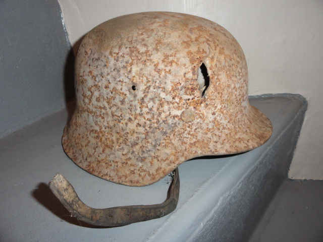 un casque SS "ayant subit les stigmates des combats de normandie en 44" Dsc02775