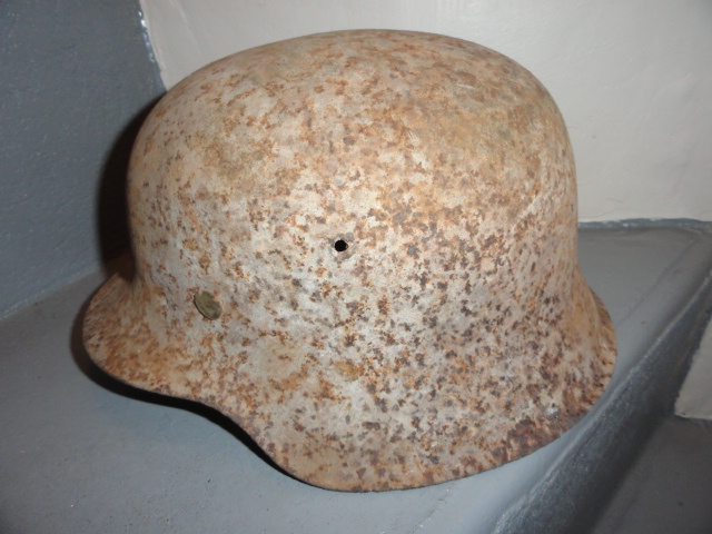 un casque SS "ayant subit les stigmates des combats de normandie en 44" Dsc02777