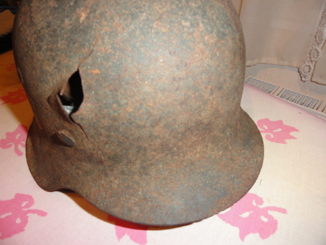 un casque SS "ayant subit les stigmates des combats de normandie en 44" Dsc03311