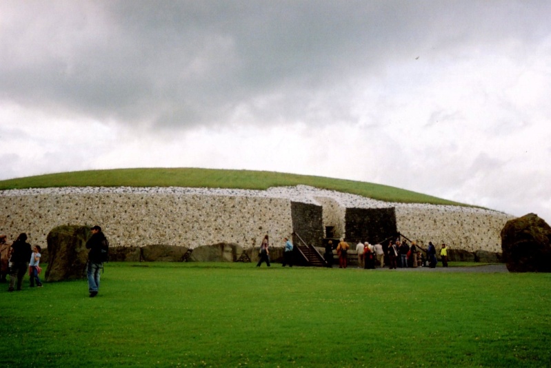 La nécropole de "Newgrange" en Irlande... Tumuli10