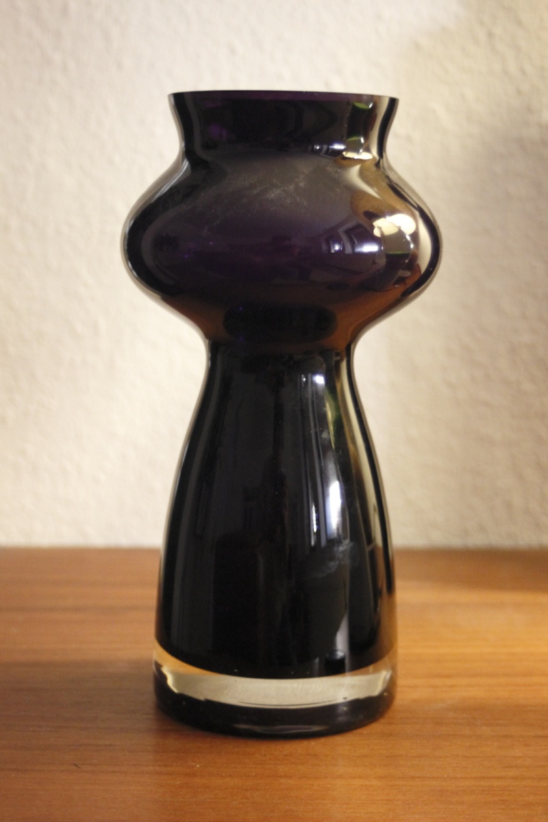 and again a purple modern vase maybe czech or so.. Ip000110