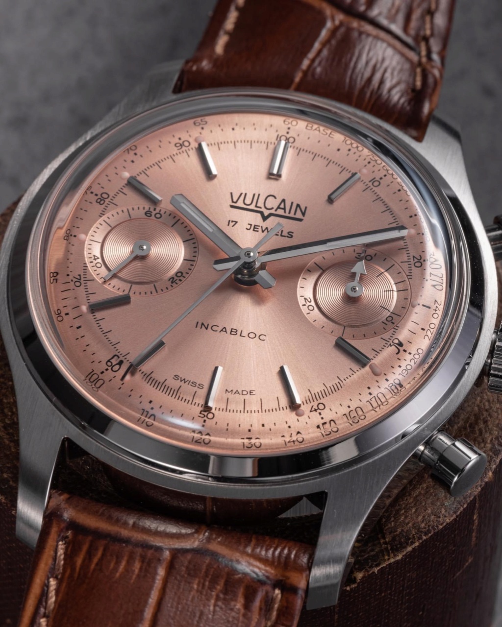 Chronographes saumon et nouvelles-anciennes marques : le match - Page 2 D2e1fd10