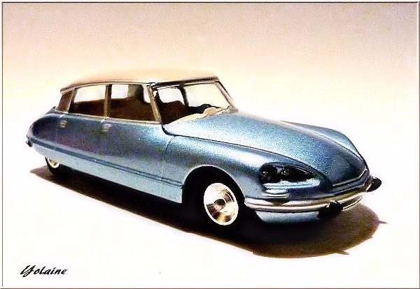 Citroën DS 1965-71 DS 21 "Crystals from Swarovski" by Minialuxe (Blue Metallic & Cream - Coffret Minialuxe - No.54 - Ltd Ed. 1 of 500 - échelle 1:43) Small211