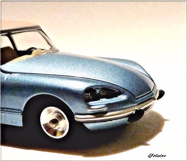 Citroën DS 1965-71 DS 21 "Crystals from Swarovski" by Minialuxe (Blue Metallic & Cream - Coffret Minialuxe - No.54 - Ltd Ed. 1 of 500 - échelle 1:43) Small212