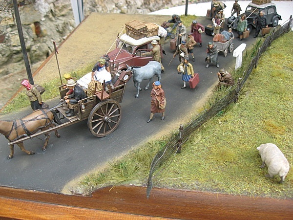 Dioramas de l'exode de 1940 sous différentes échelles: 1/87° - 1/72° - 1/35°. 2110