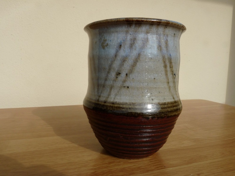 Vase grés bicolore signature +marque rond barré d'un trait à identifier P1150613