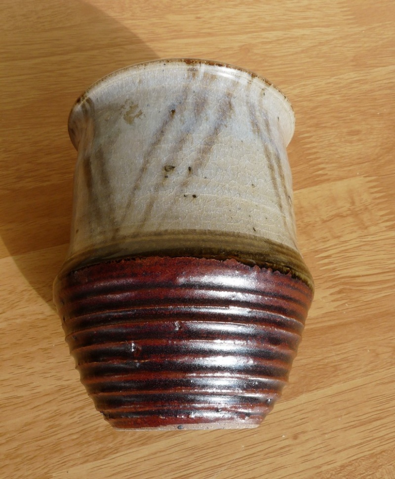Vase grés bicolore signature +marque rond barré d'un trait à identifier P1150614