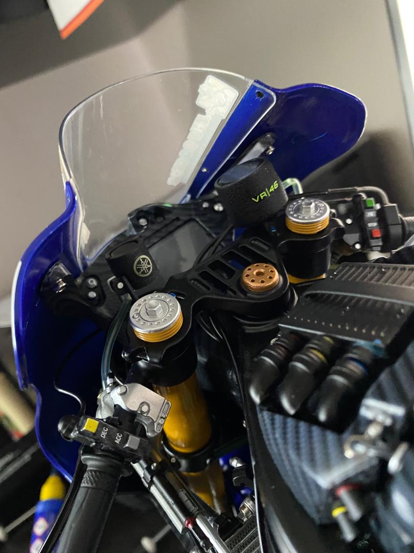 Valentino Rossi's Yamaha YZR M1 in 1:4 von DeAgostini - Seite 5 Cockpi26