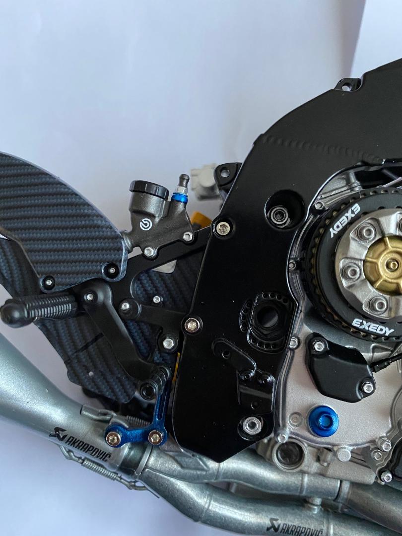 Valentino Rossi's Yamaha YZR M1 in 1:4 von DeAgostini - Seite 3 Fuzras10
