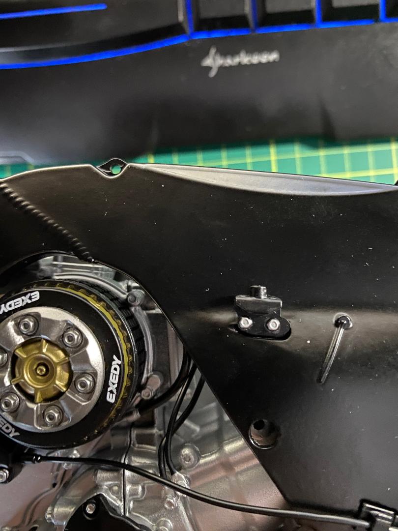 Valentino Rossi's Yamaha YZR M1 in 1:4 von DeAgostini - Seite 3 Halter12