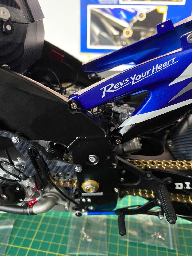 Valentino Rossi's Yamaha YZR M1 in 1:4 von DeAgostini - Seite 5 Heckmo11
