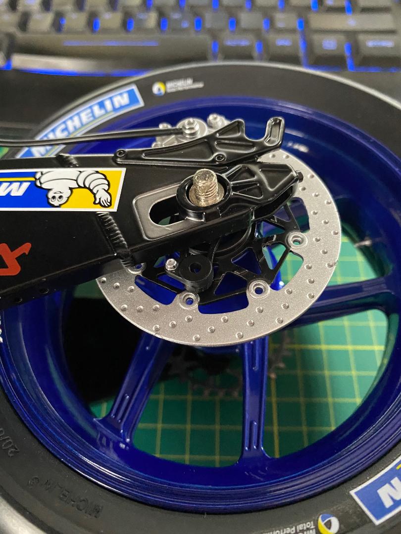 Valentino Rossi's Yamaha YZR M1 in 1:4 von DeAgostini - Seite 4 Hinter17