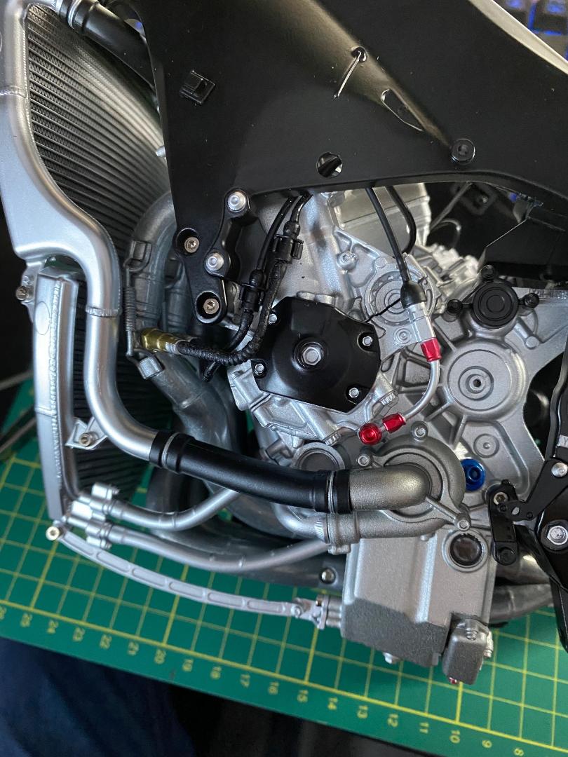 Valentino Rossi's Yamaha YZR M1 in 1:4 von DeAgostini - Seite 3 Hydrau15