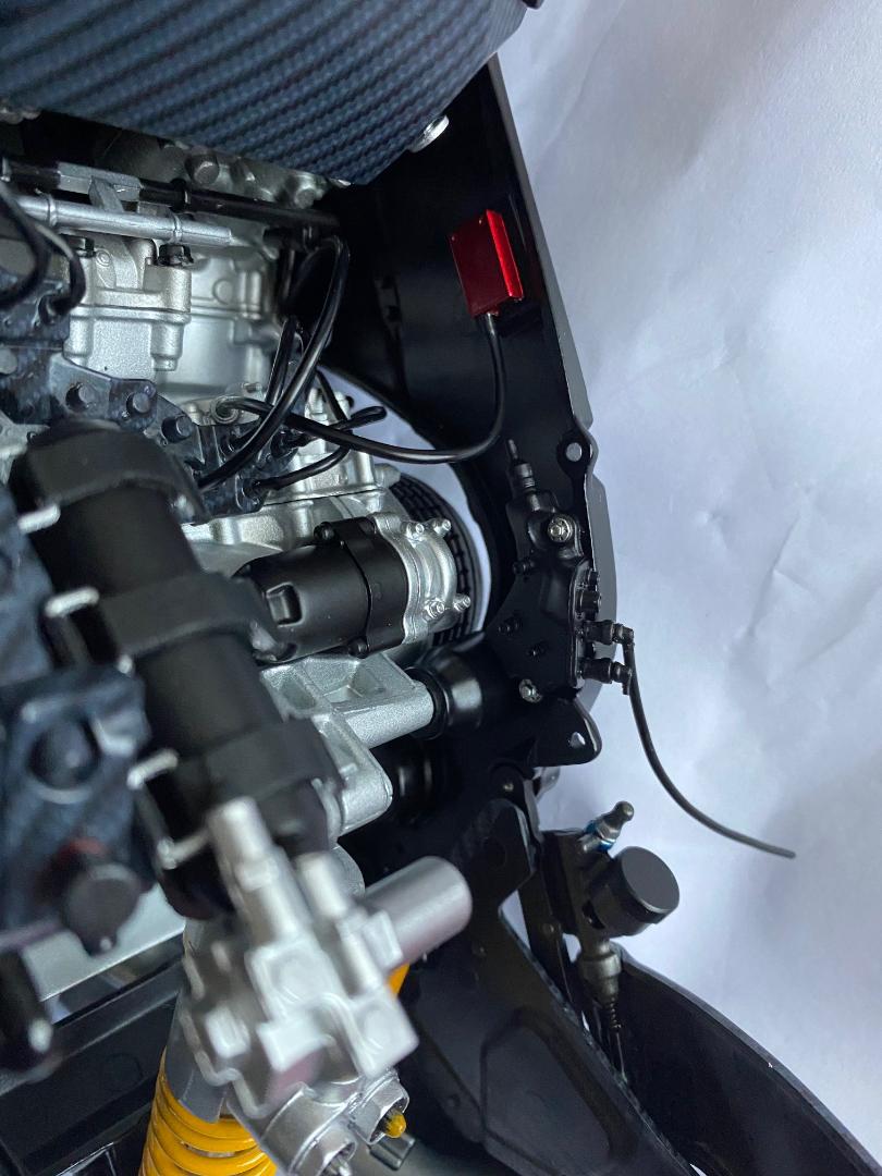 Valentino Rossi's Yamaha YZR M1 in 1:4 von DeAgostini - Seite 3 Kabel_20