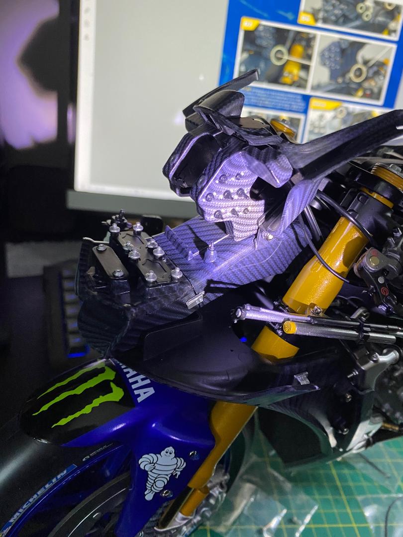 Valentino Rossi's Yamaha YZR M1 in 1:4 von DeAgostini - Seite 5 Leitun14