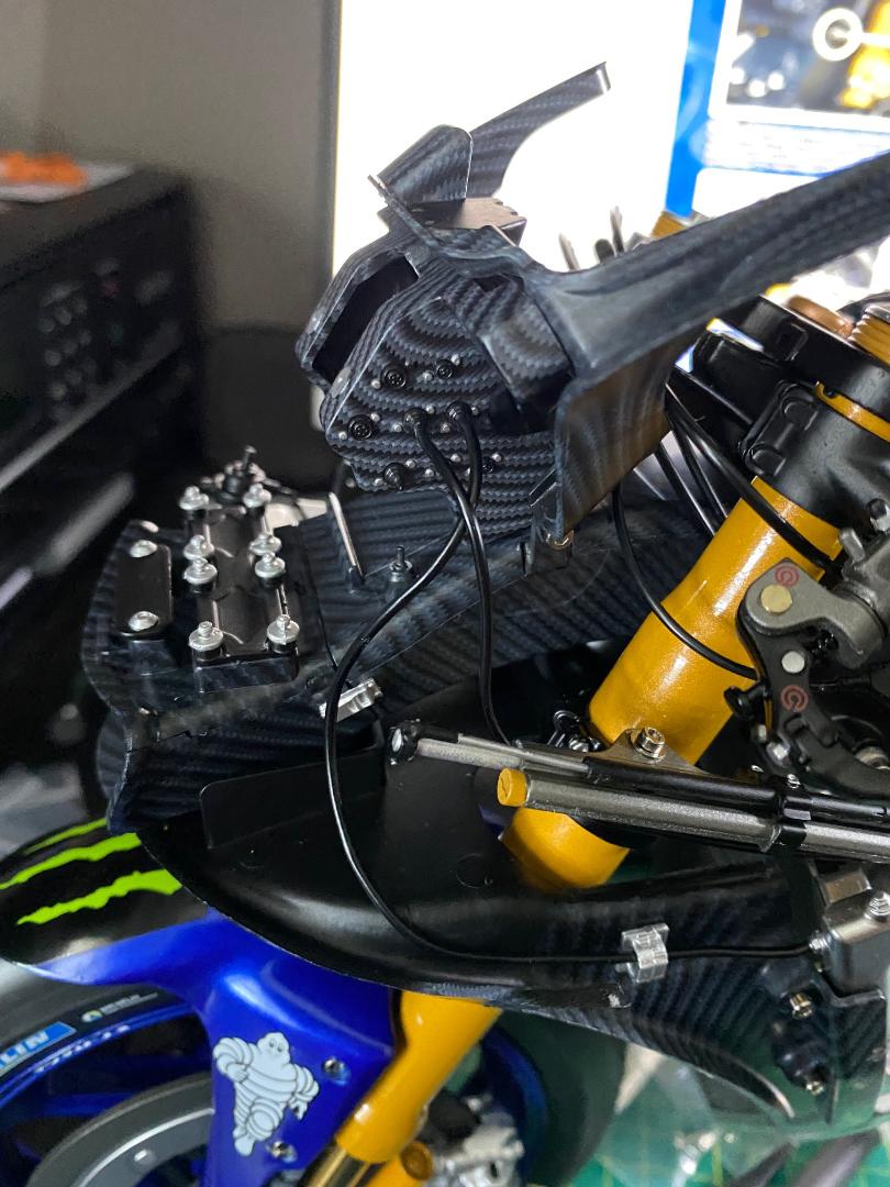 Valentino Rossi's Yamaha YZR M1 in 1:4 von DeAgostini - Seite 5 Leitun15