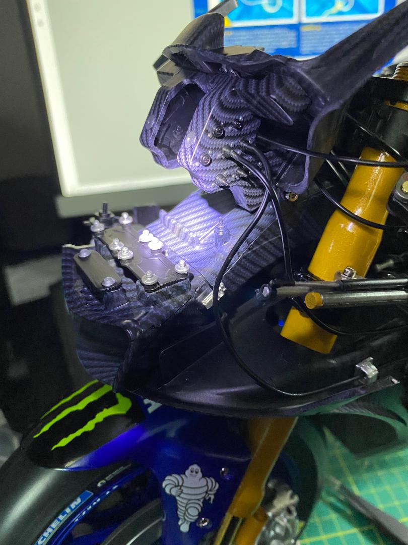 Valentino Rossi's Yamaha YZR M1 in 1:4 von DeAgostini - Seite 5 Leitun21