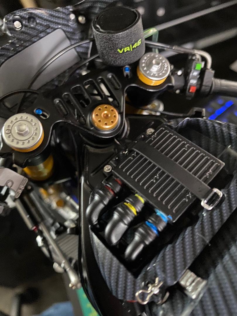 Valentino Rossi's Yamaha YZR M1 in 1:4 von DeAgostini - Seite 5 Leitun24