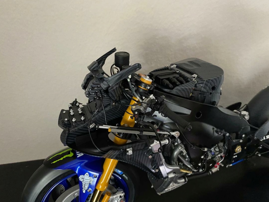 Valentino Rossi's Yamaha YZR M1 in 1:4 von DeAgostini - Seite 5 Leitun27