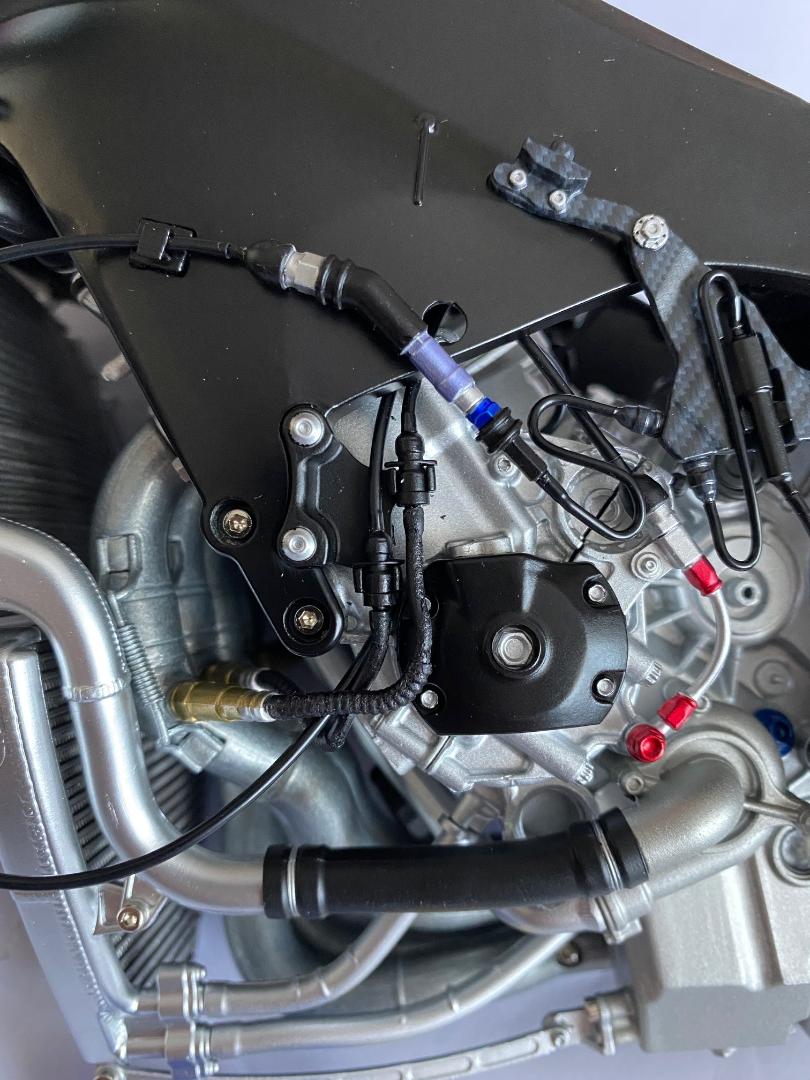 Valentino Rossi's Yamaha YZR M1 in 1:4 von DeAgostini - Seite 3 Luftei15