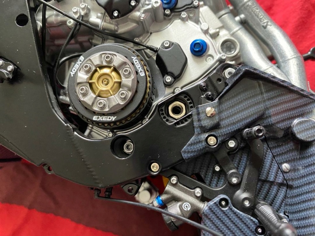Valentino Rossi's Yamaha YZR M1 in 1:4 von DeAgostini - Seite 4 Mopped14