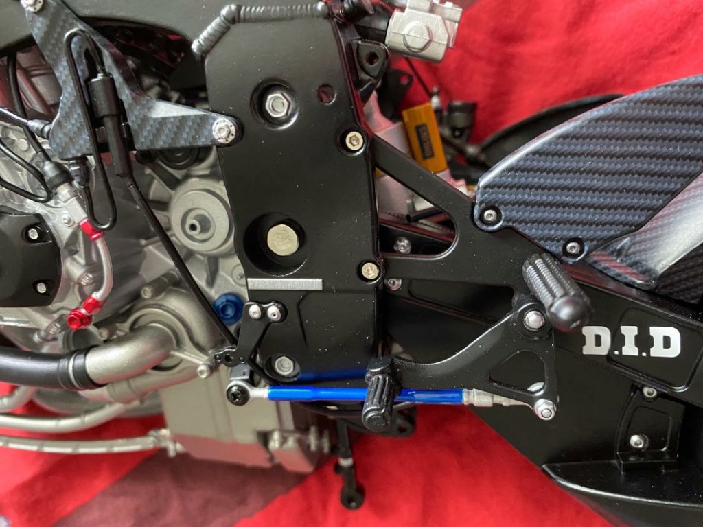 Valentino Rossi's Yamaha YZR M1 in 1:4 von DeAgostini - Seite 4 Mopped16