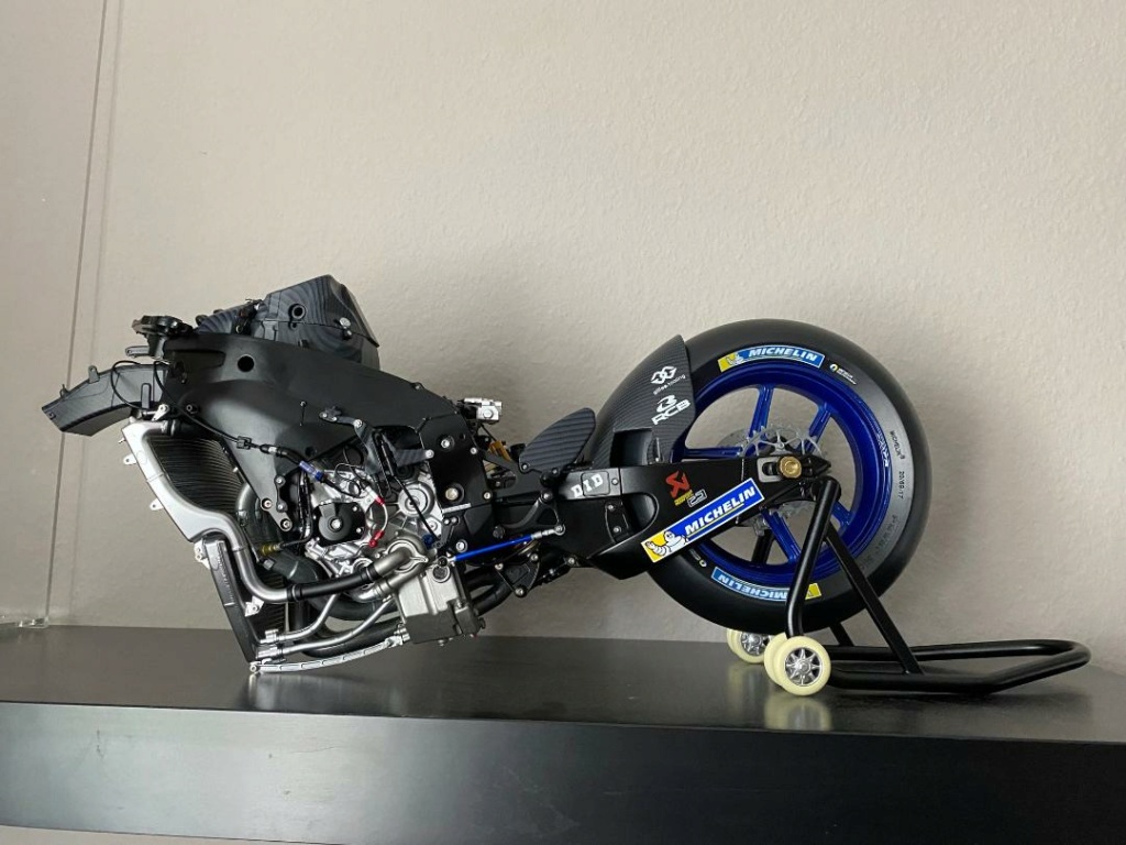 Valentino Rossi's Yamaha YZR M1 in 1:4 von DeAgostini - Seite 4 Mopped20